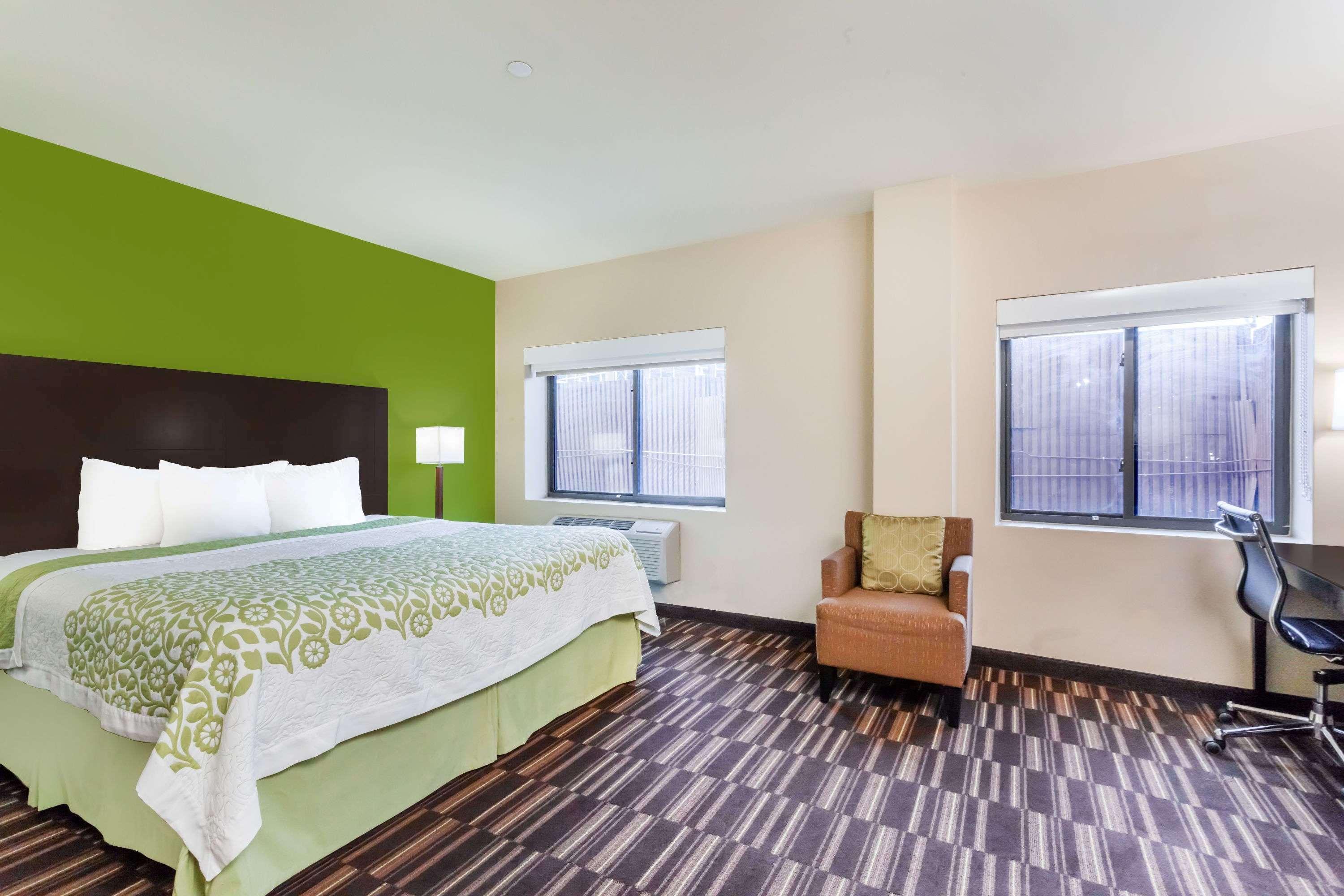 Days Inn & Suites By Wyndham Jamaica Jfk Airport New York Buitenkant foto