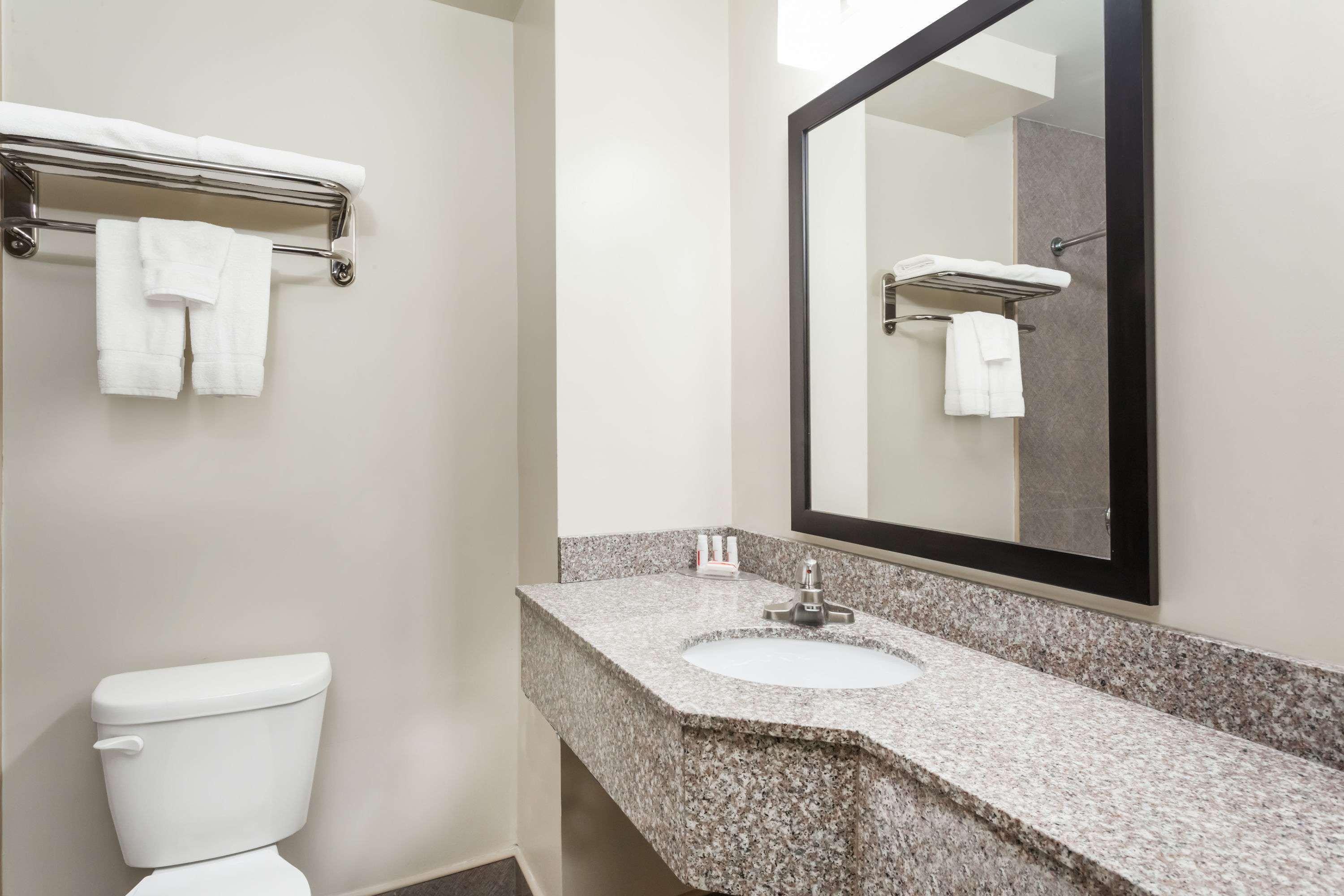 Days Inn & Suites By Wyndham Jamaica Jfk Airport New York Buitenkant foto